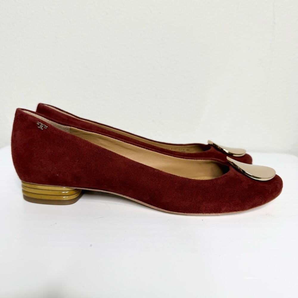 TORY BURCH Platos Suede Low Heel Flats Burgundy Gold Toe Plate Size 8 - Picture 2 of 8